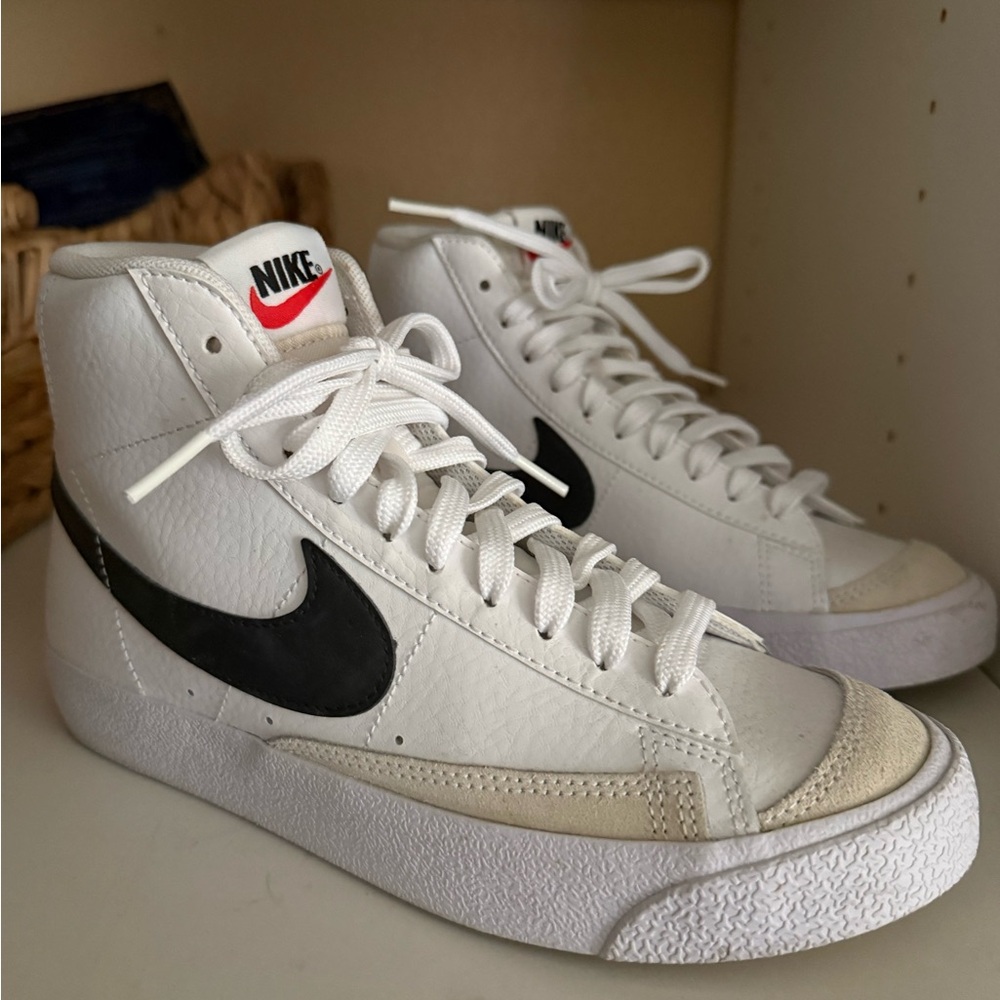 Nike White & Black Blazer Mid 77 Sneakers ❤️🖤